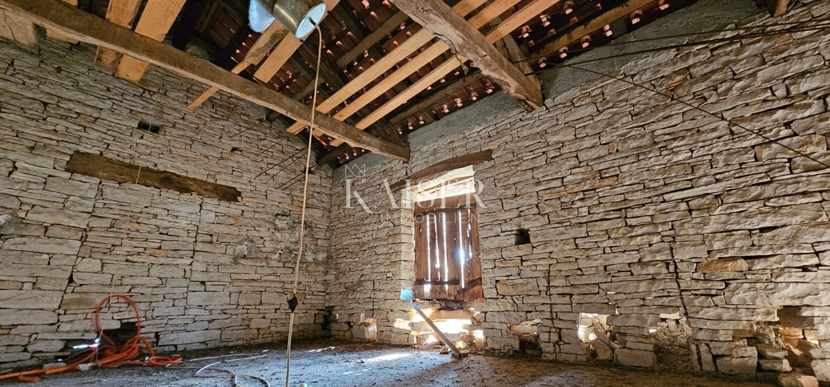 Istria, Oprtalj - terreno edificabile di 3600 m2 con due case in pietra