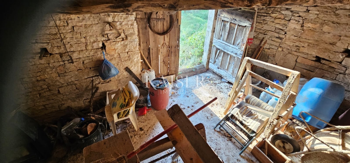 Istria, Oprtalj - terreno edificabile di 3600 m2 con due case in pietra