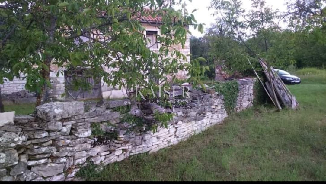 Istria, Oprtalj - terreno edificabile di 3600 m2 con due case in pietra