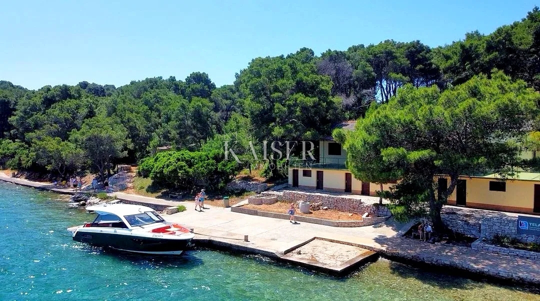 Isola Lunga - Edificio commerciale e residenziale unico nel Parco Naturale di Telašćica sulla spiaggia