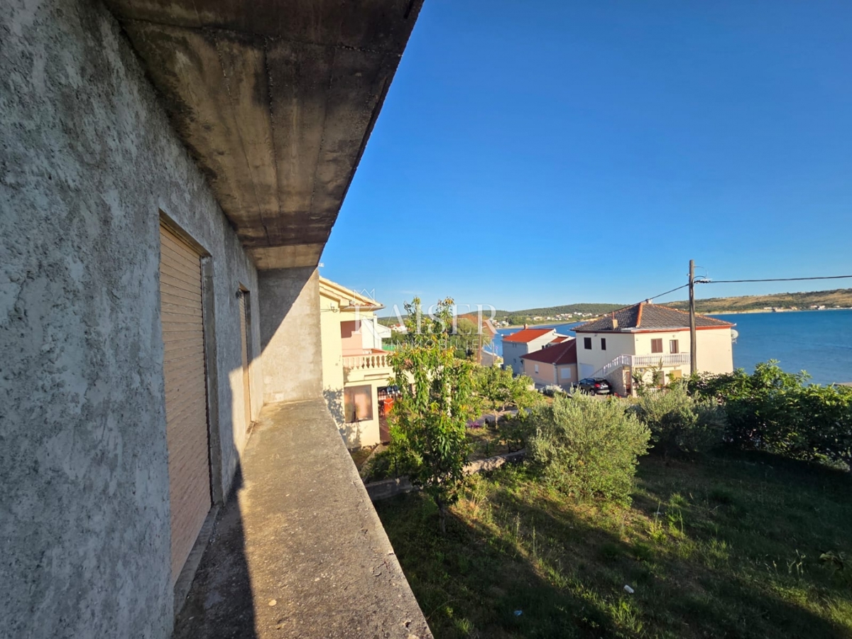 Casa di 221 m2 da ristrutturare, a 30 m dal mare