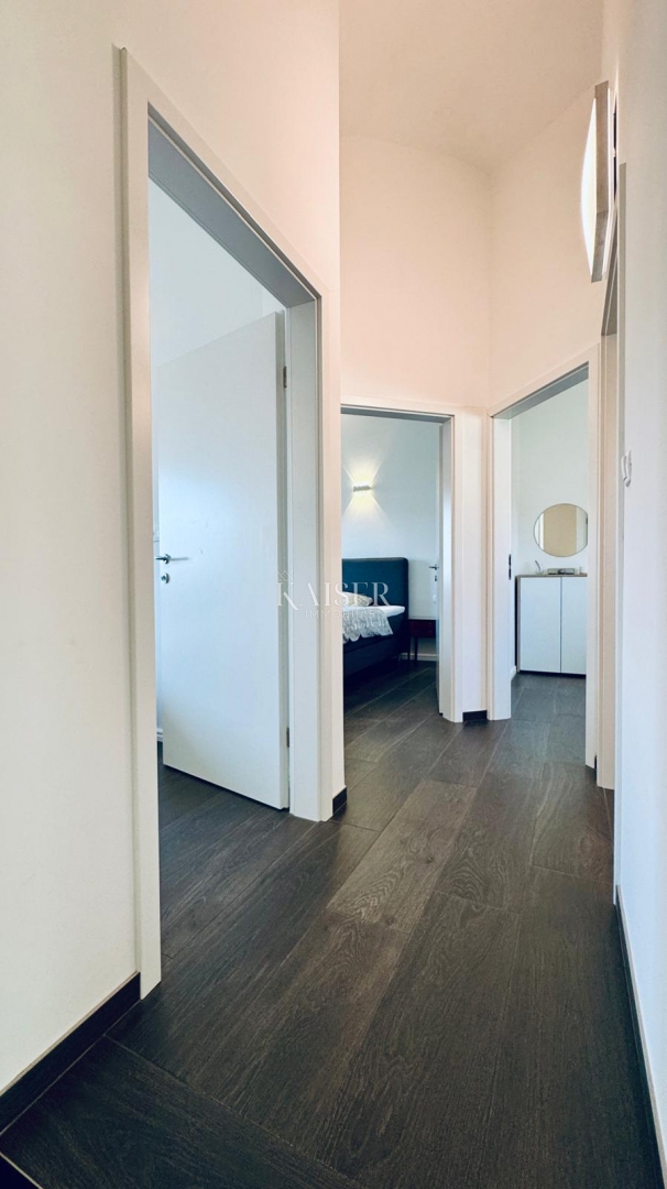 Rijeka - Škurinje, casa moderna con giardino, tre camere da letto, posti auto