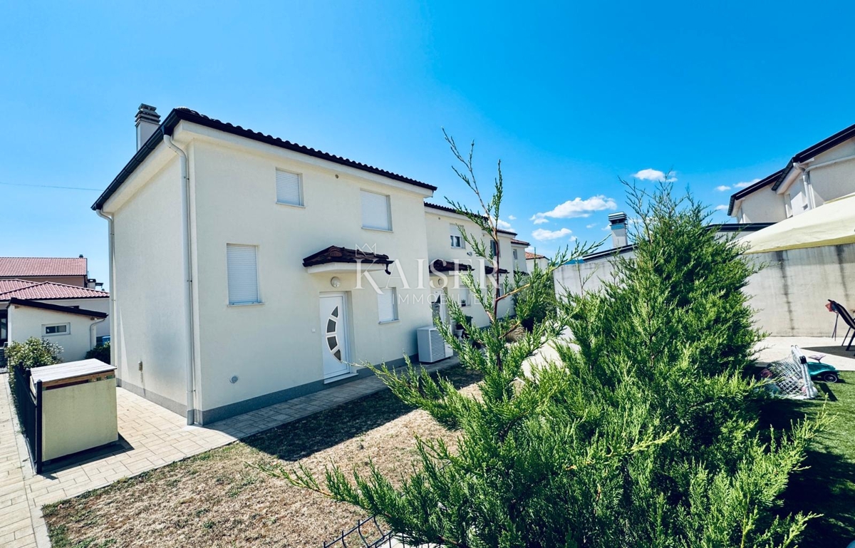 Rijeka - Škurinje, casa moderna con giardino, tre camere da letto, posti auto