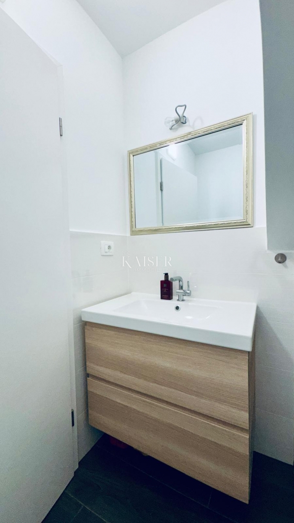 Rijeka - Škurinje, casa moderna con giardino, tre camere da letto, posti auto