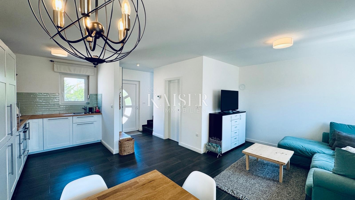 Rijeka - Škurinje, casa moderna con giardino, tre camere da letto, posti auto