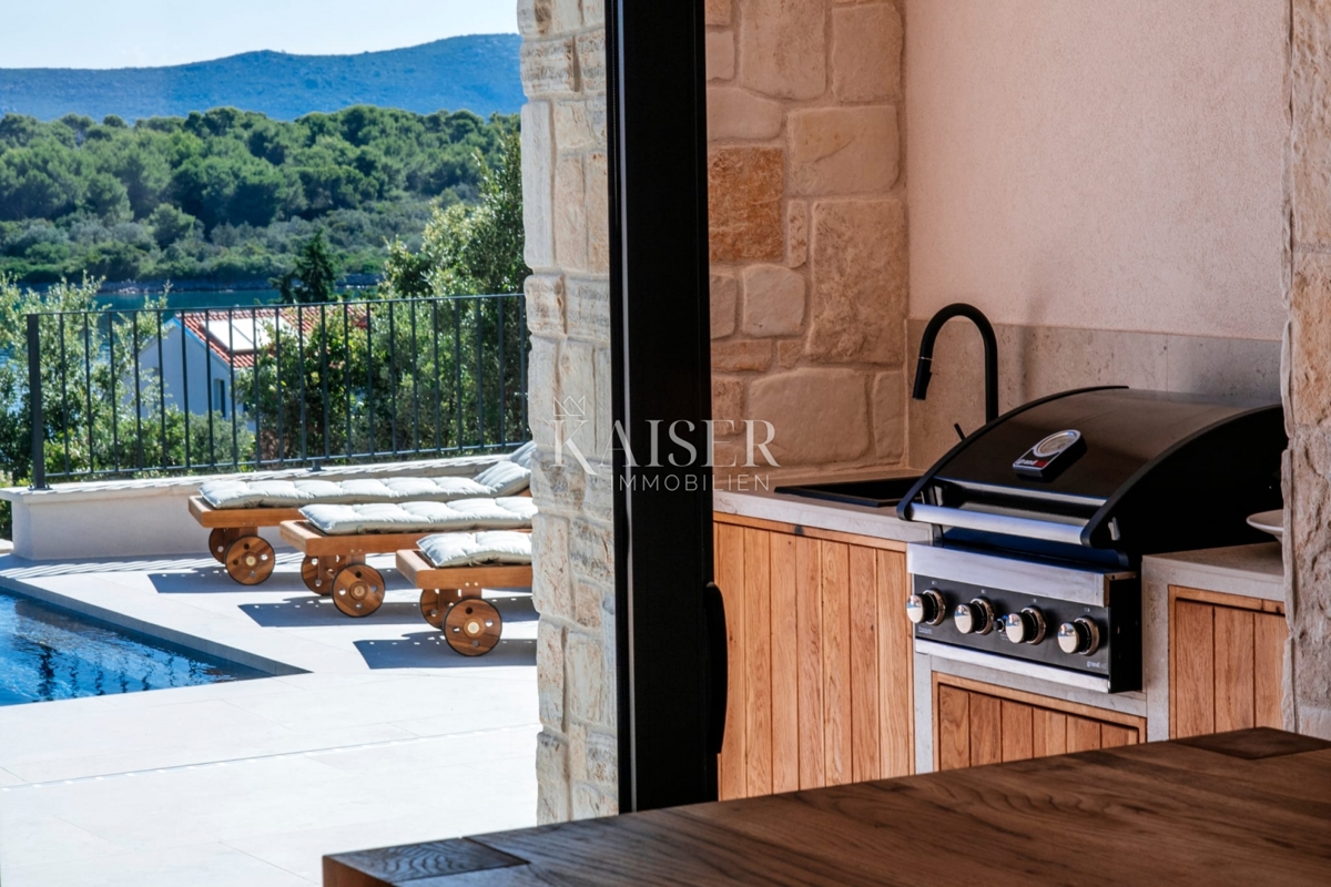 Villa di lusso con piscina a sfioro e vista mare