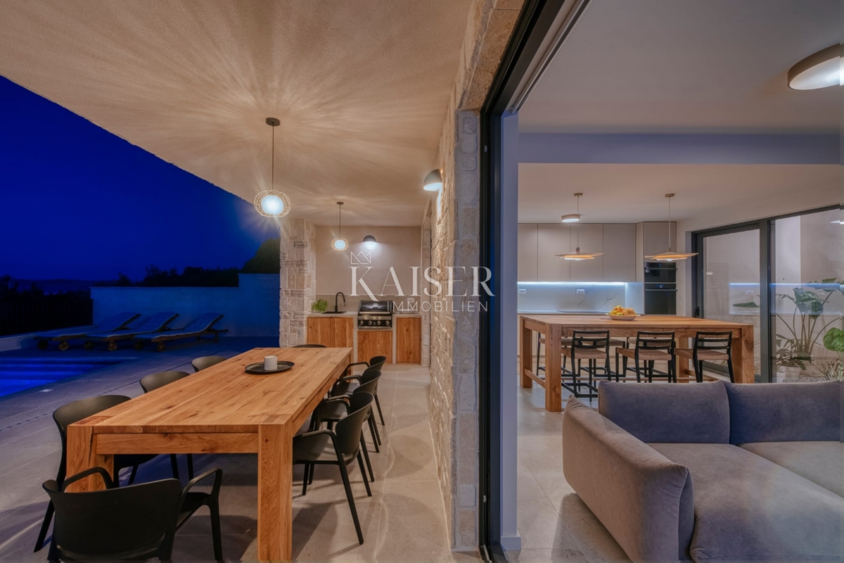 Villa di lusso con piscina a sfioro e vista mare