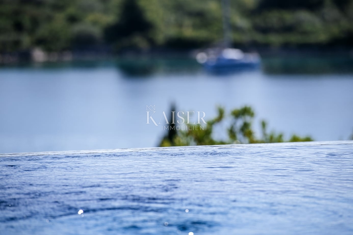 Villa di lusso con piscina a sfioro e vista mare