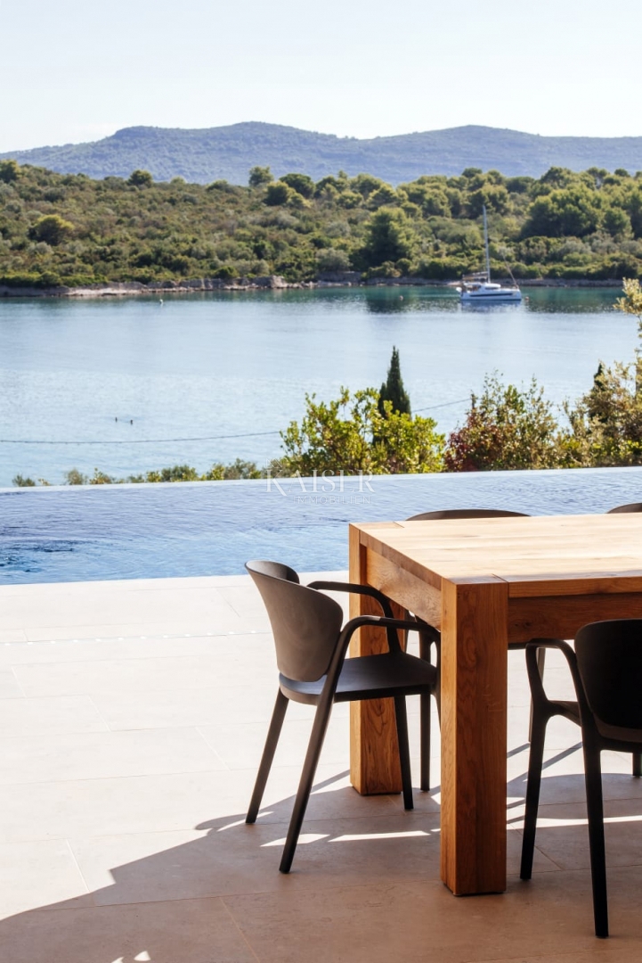 Villa di lusso con piscina a sfioro e vista mare