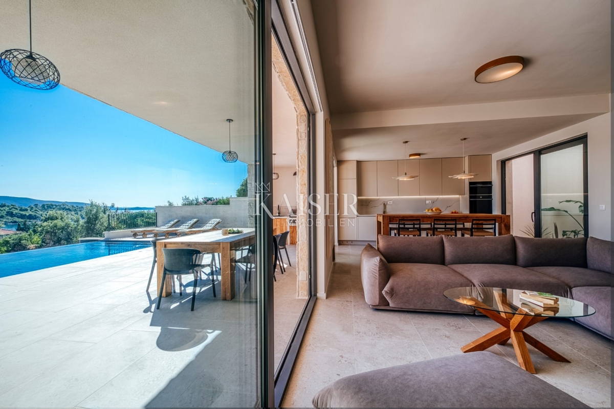 Villa di lusso con piscina a sfioro e vista mare