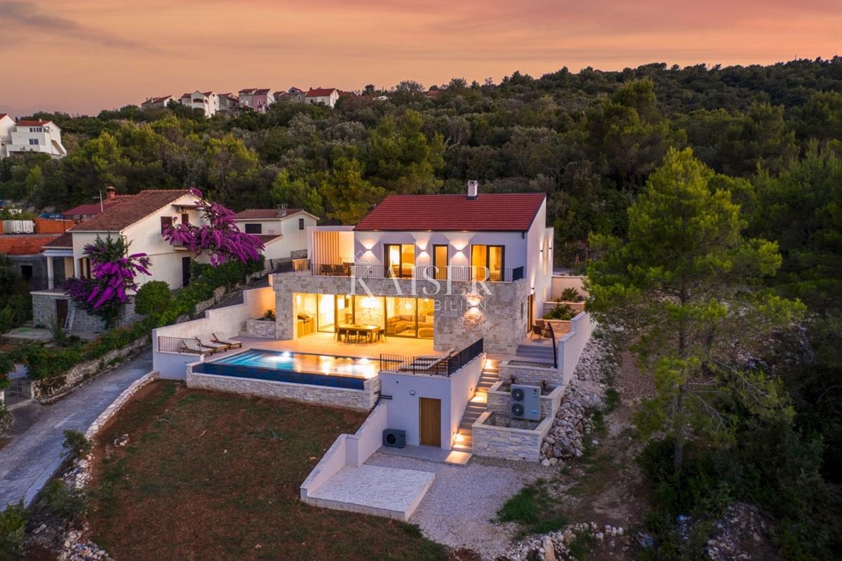 Villa di lusso con piscina a sfioro e vista mare