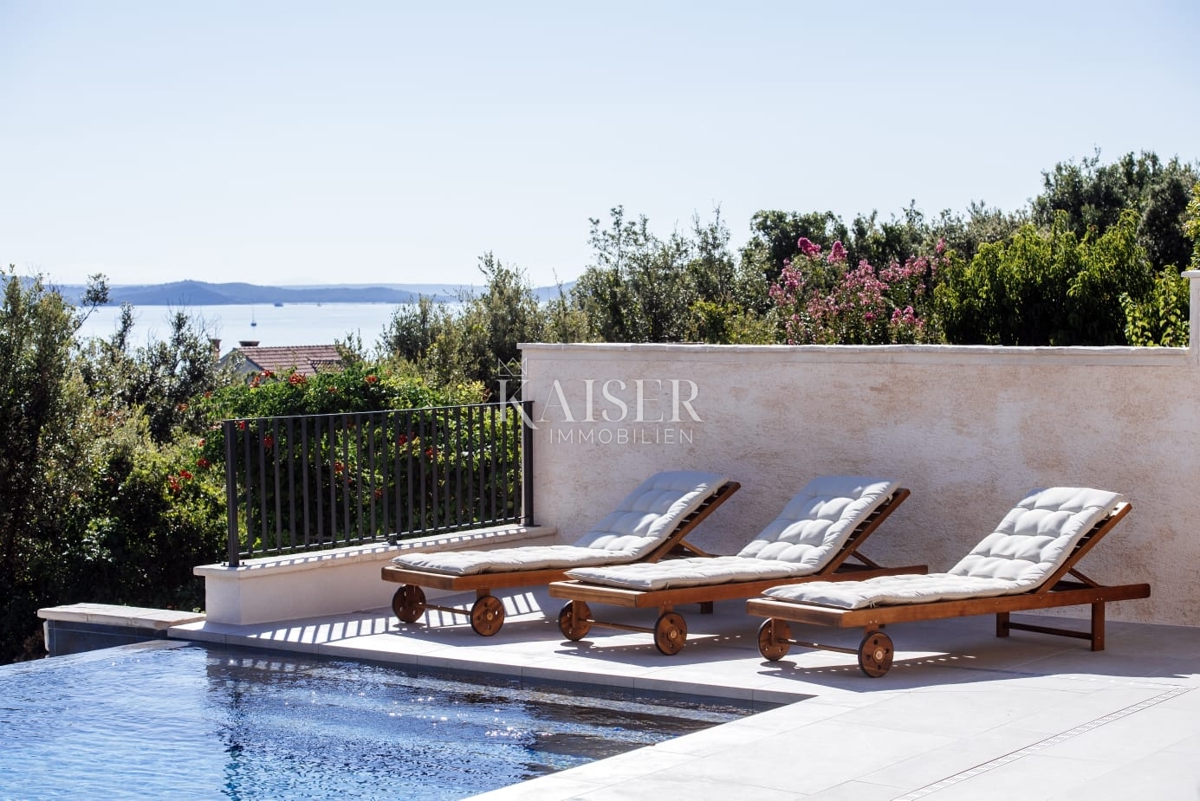 Villa di lusso con piscina a sfioro e vista mare