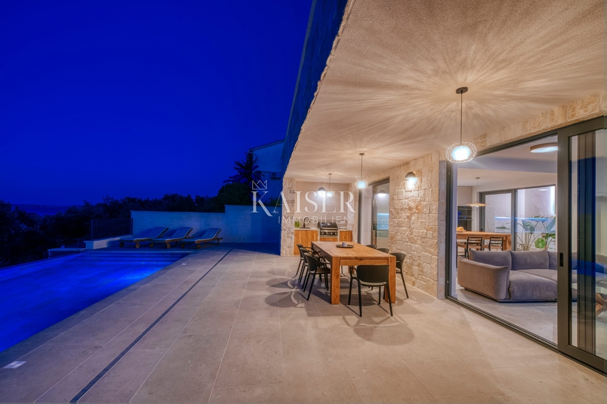 Villa di lusso con piscina a sfioro e vista mare