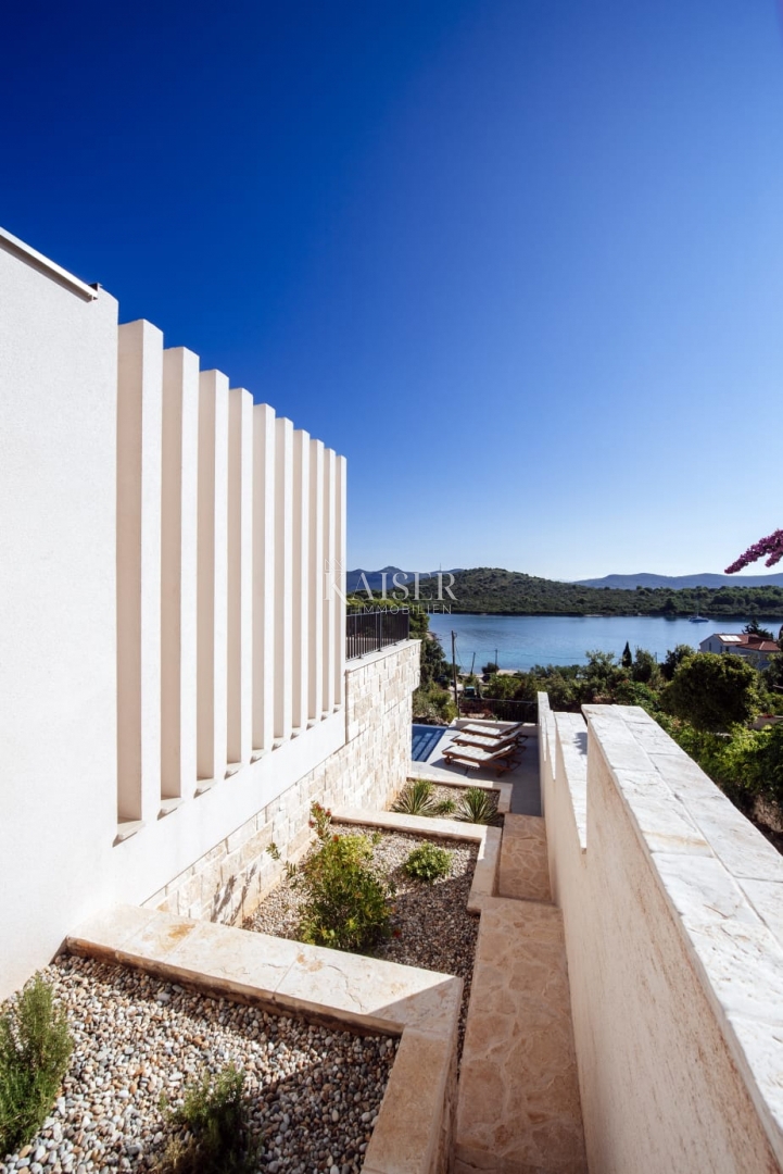Villa di lusso con piscina a sfioro e vista mare