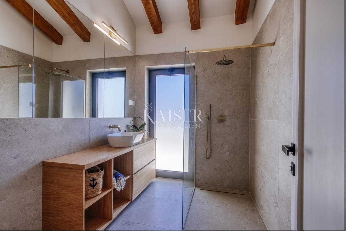 Villa di lusso con piscina a sfioro e vista mare