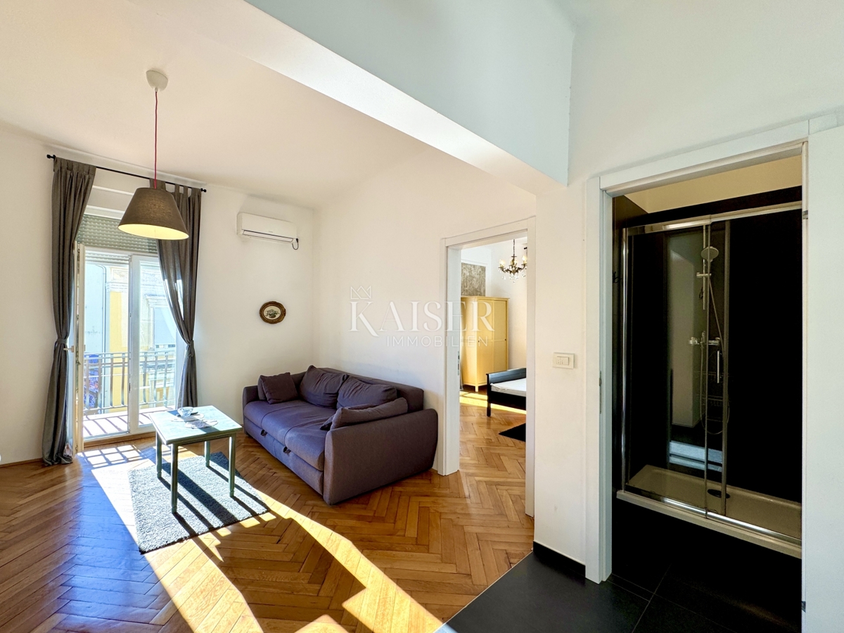 Opatija - Due appartamenti con un ampio balcone nel centro storico a 100 m dal mare