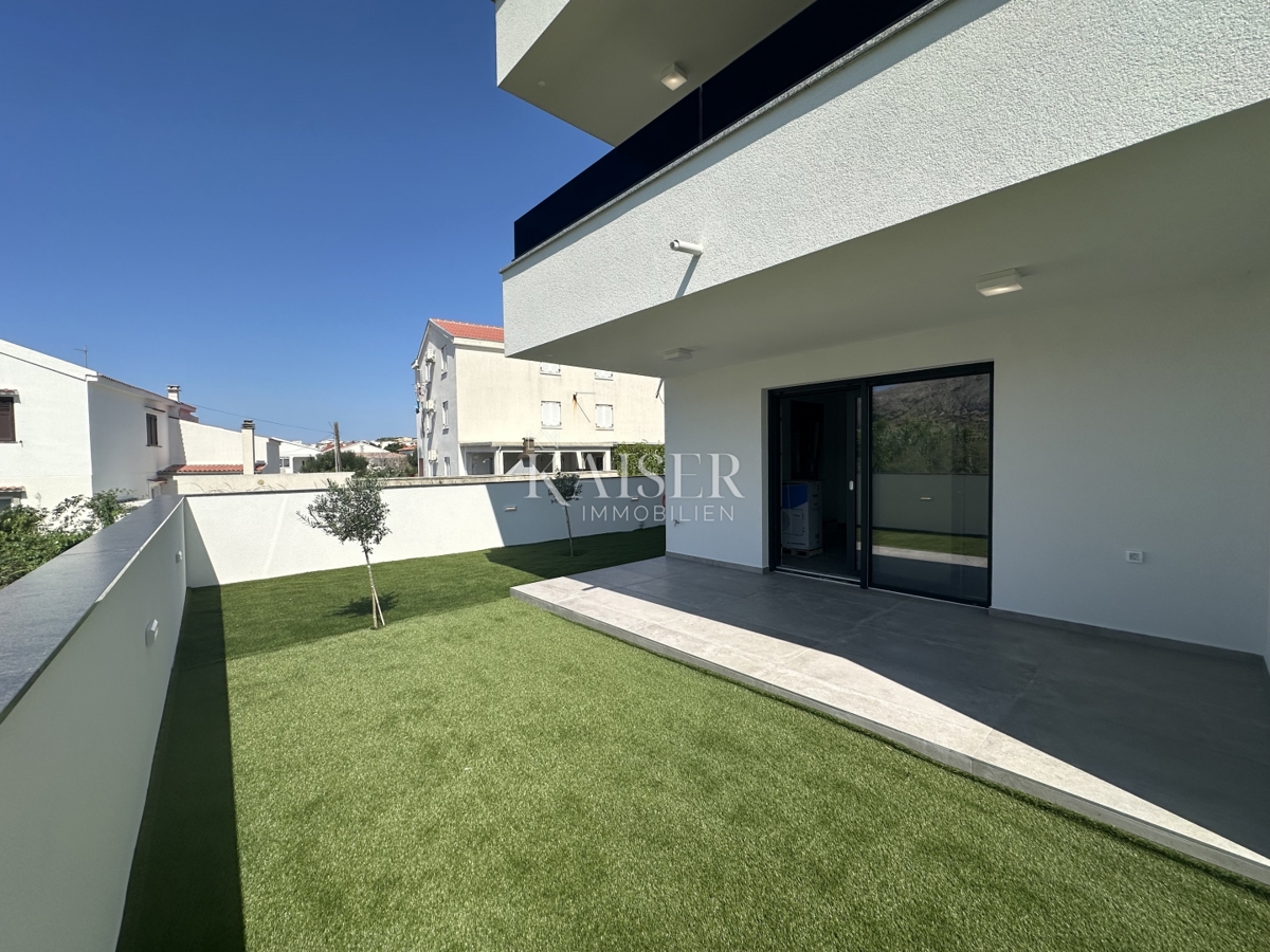 Pag - appartamento con due camere da letto di 80 m2 con un ampio giardino di 75 m2 in riva al mare