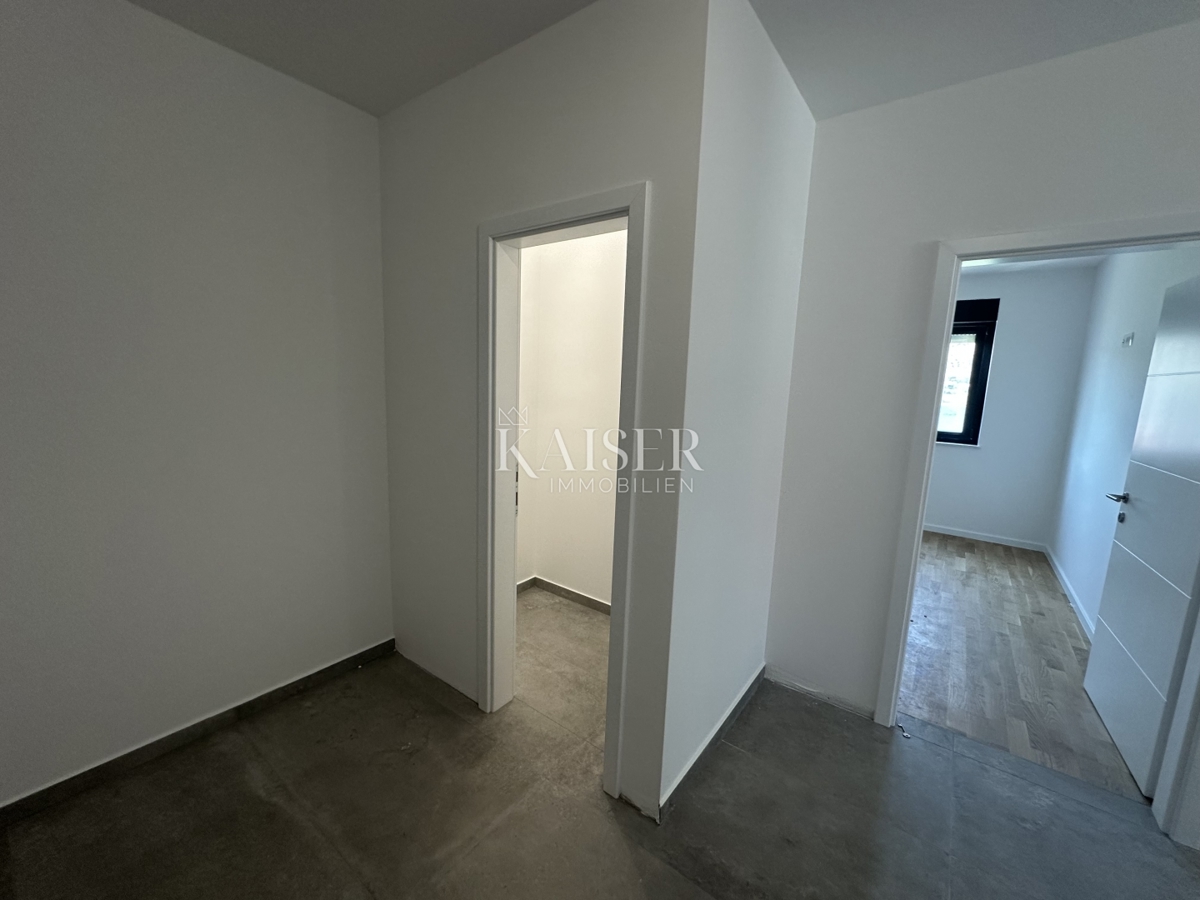 Pag - appartamento con due camere da letto di 80 m2 con un ampio giardino di 75 m2 in riva al mare