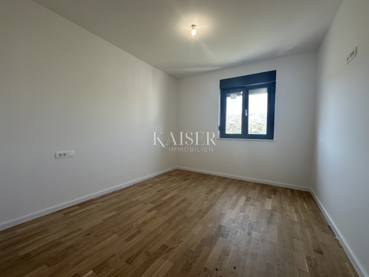 Pag - appartamento con due camere da letto di 80 m2 con un ampio giardino di 75 m2 in riva al mare