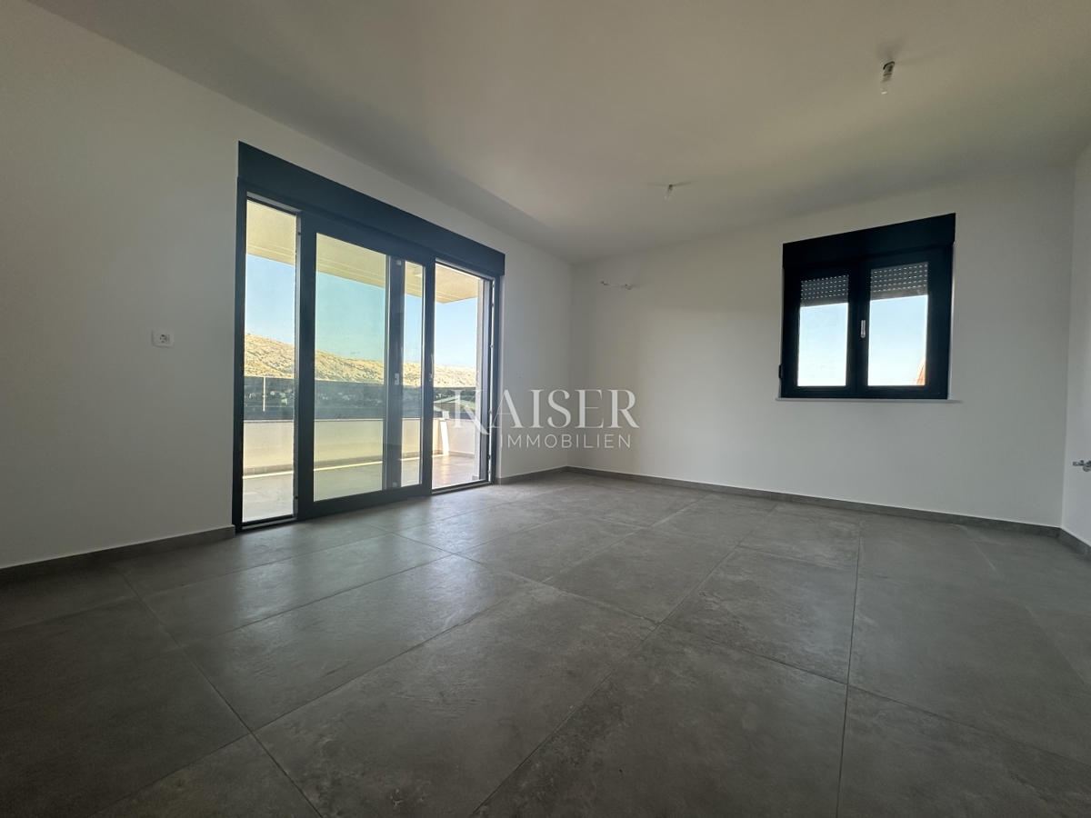 Pag - appartamento con due camere da letto di 80 m2 con un ampio giardino di 75 m2 in riva al mare