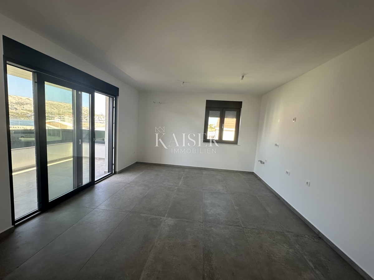Pag - appartamento con due camere da letto di 80 m2 con un ampio giardino di 75 m2 in riva al mare