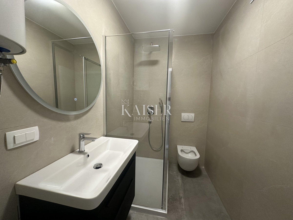 Pag - appartamento con due camere da letto di 80 m2 con un ampio giardino di 75 m2 in riva al mare