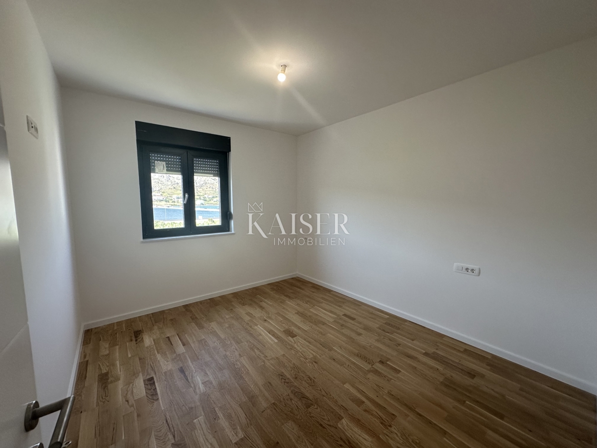 Pag - appartamento con due camere da letto di 80 m2 con un ampio giardino di 75 m2 in riva al mare