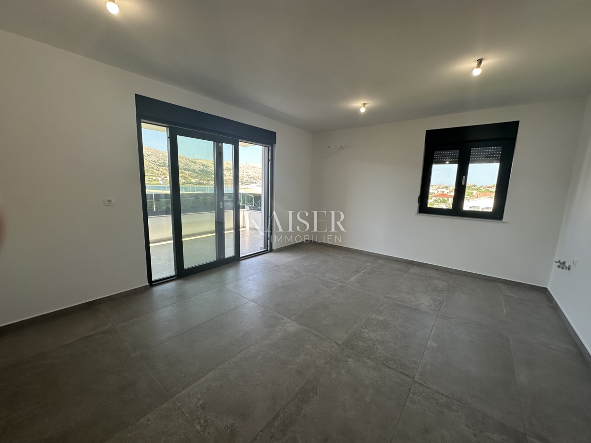 Pag - appartamento con due camere da letto di 80 m2 con un ampio giardino di 75 m2 in riva al mare