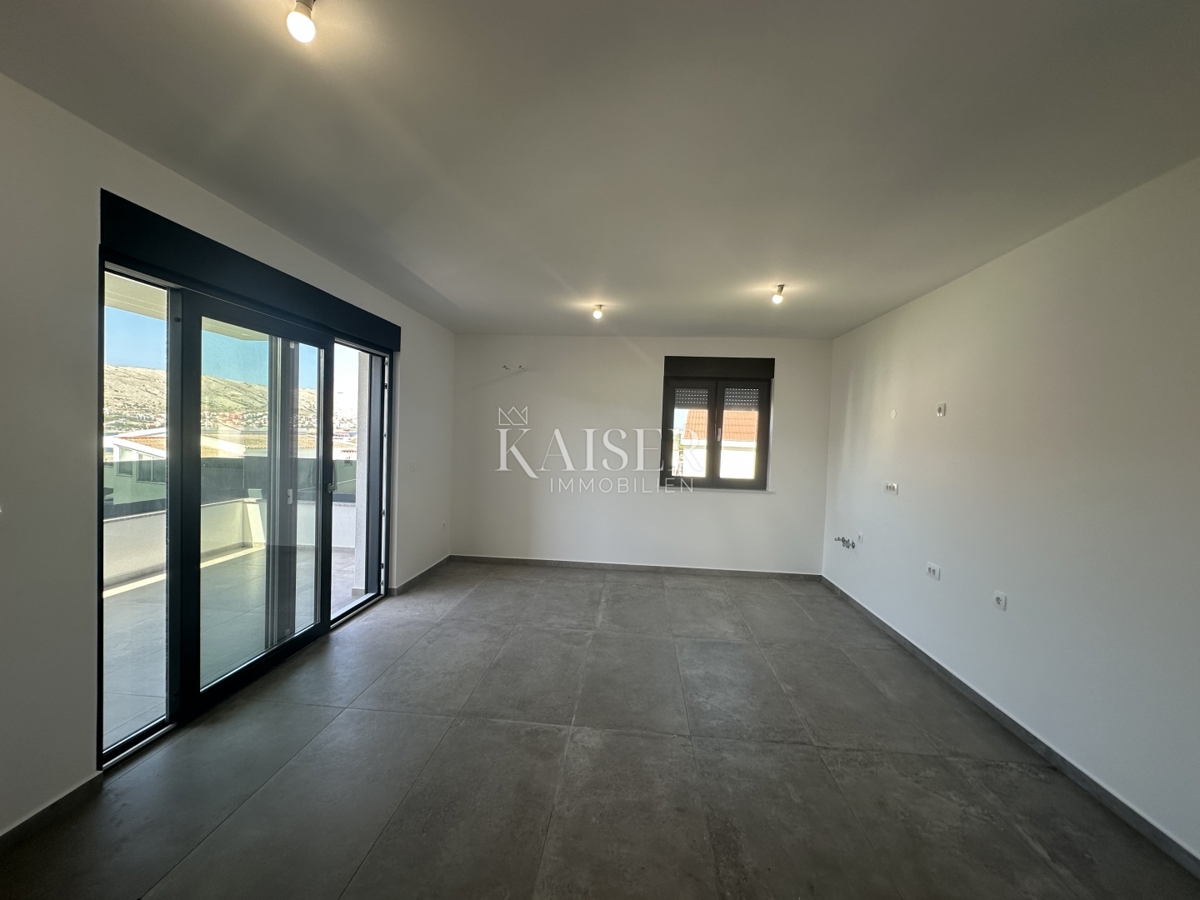 Pag - appartamento con due camere da letto di 80 m2 con un ampio giardino di 75 m2 in riva al mare