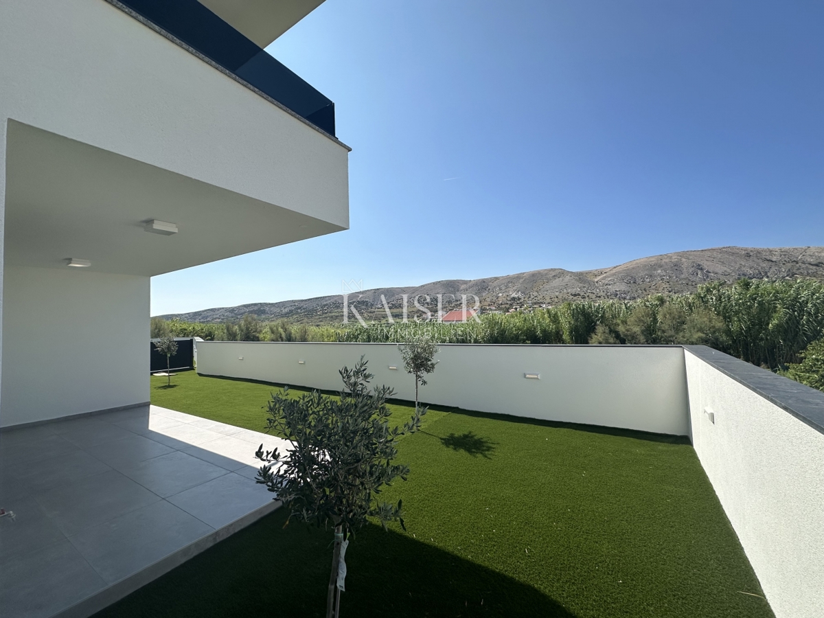 Pag - appartamento con due camere da letto di 80 m2 con un ampio giardino di 75 m2 in riva al mare