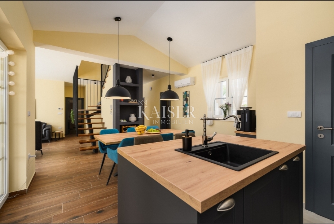 Istria, Kanfanar - Villa moderna con vista mare con piscina e dependance