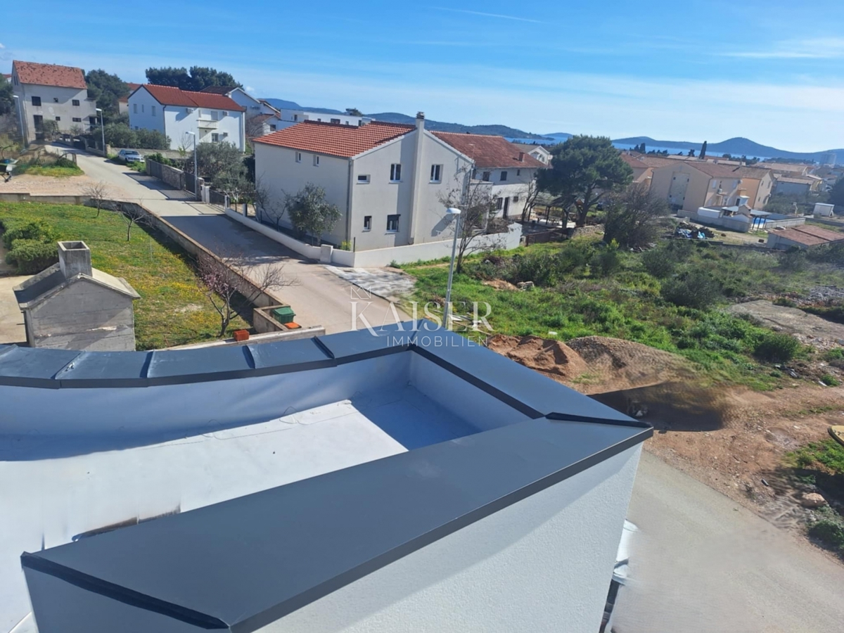 Vodice - Moderna villa a due piani con garage e ampie terrazze