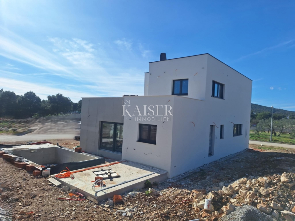 Vodice - Moderna villa a due piani con garage e ampie terrazze