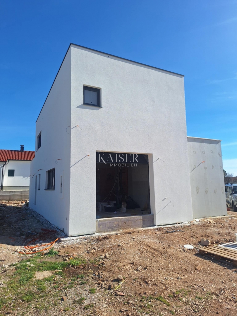 Vodice - Moderna villa a due piani con garage e ampie terrazze