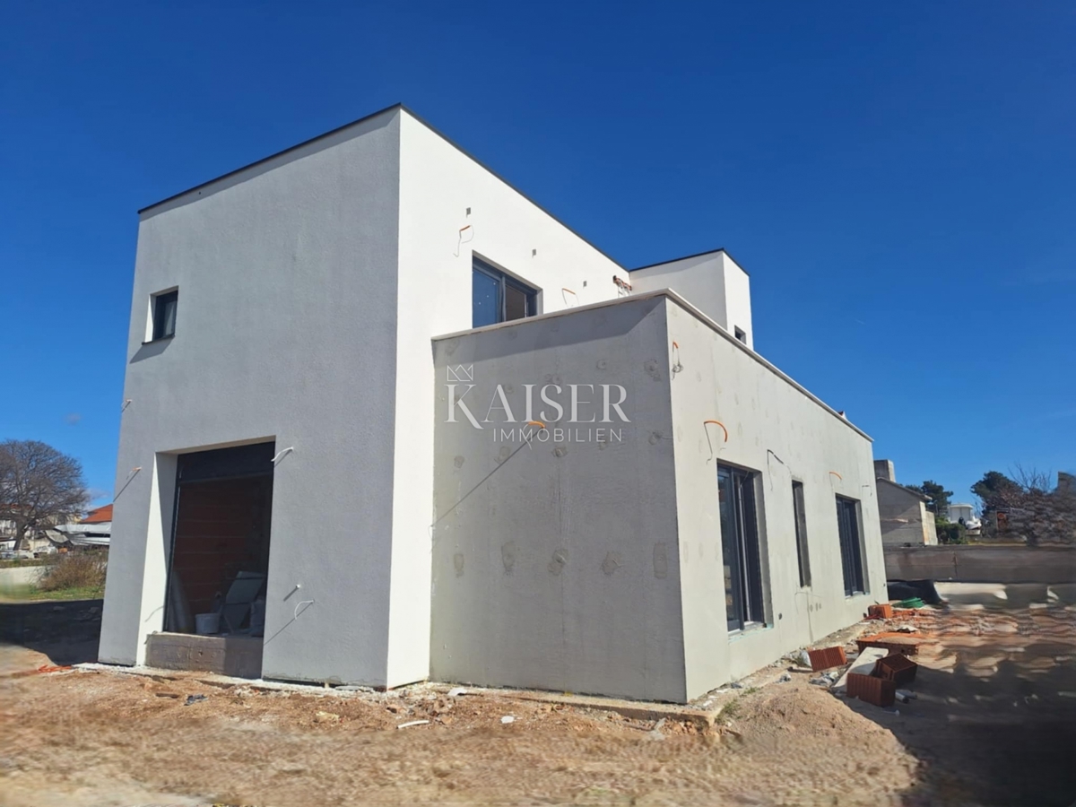 Vodice - Moderna villa a due piani con garage e ampie terrazze