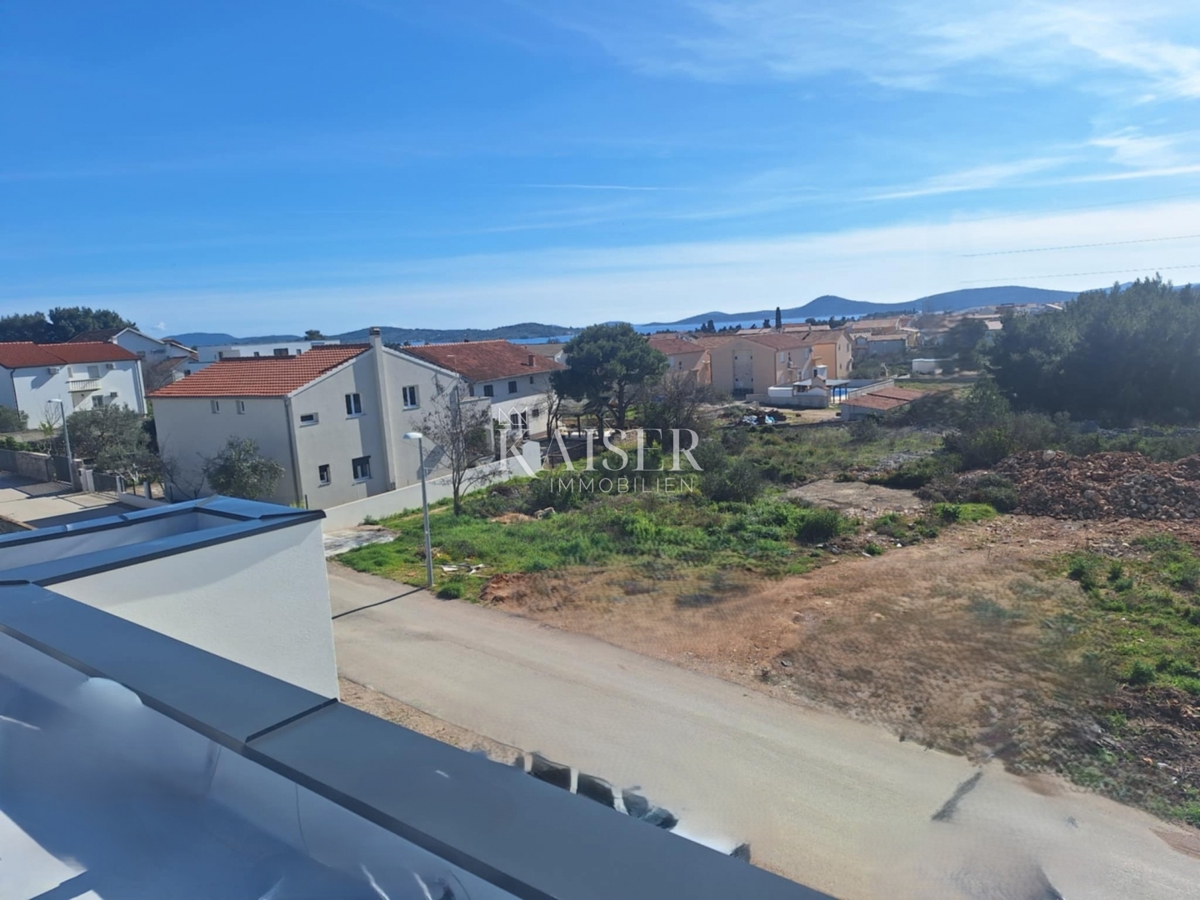 Vodice - Moderna villa a due piani con garage e ampie terrazze