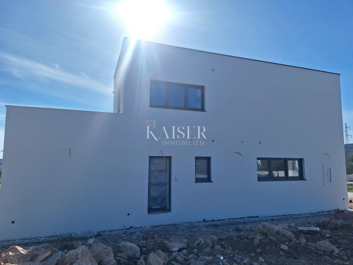 Vodice - Moderna villa a due piani con garage e ampie terrazze