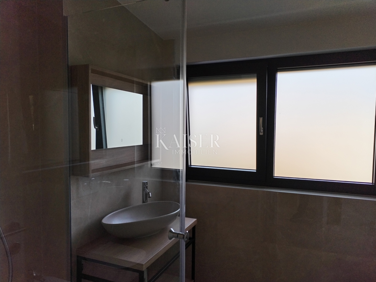 Istria, zona Umago, appartamento 65m2, 300m dal mare