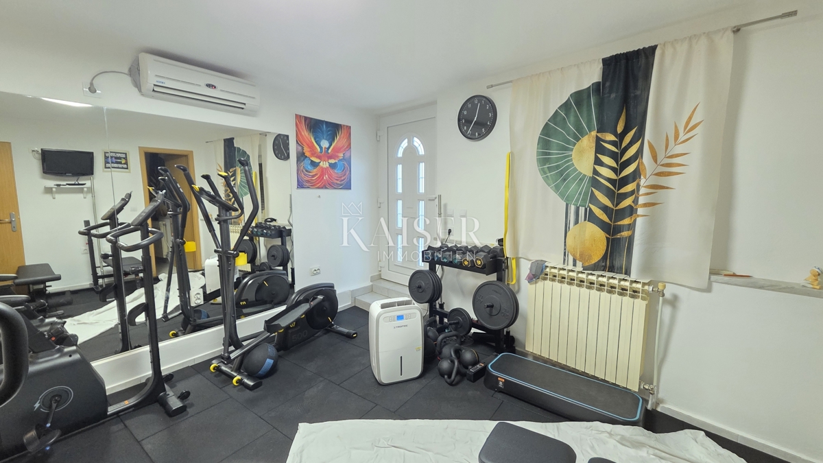 Crikvenica, Selce - casa recentemente ristrutturata nel centro storico con 2 appartamenti