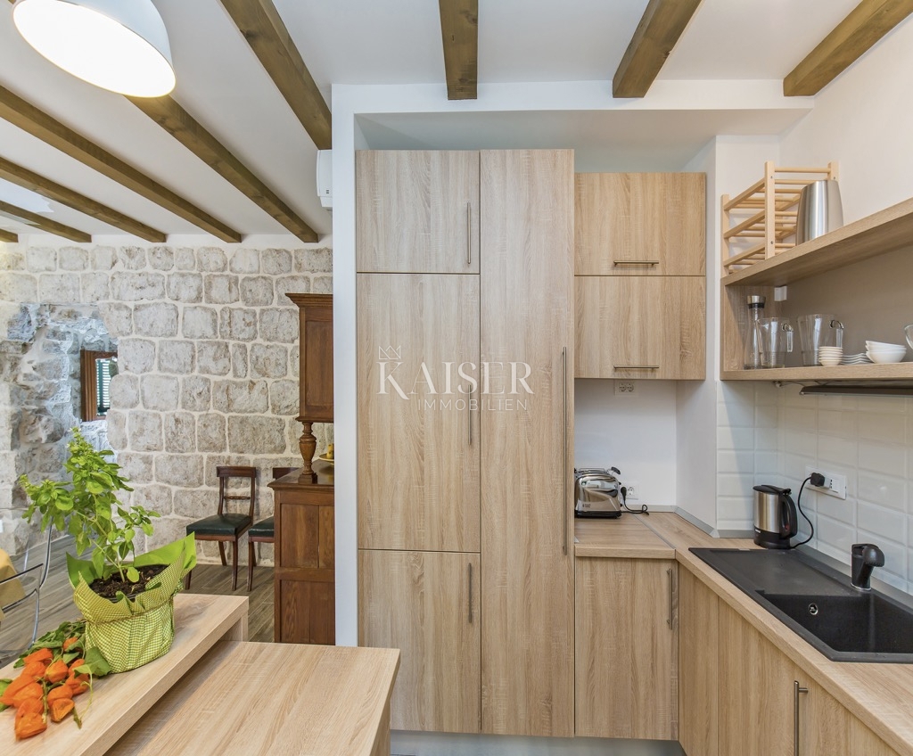 Casa in pietra di fronte al mare sull'isola di Sipan