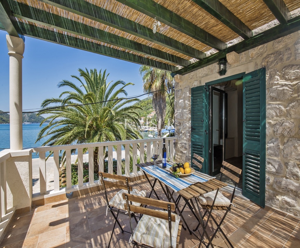 Casa in pietra di fronte al mare sull'isola di Sipan