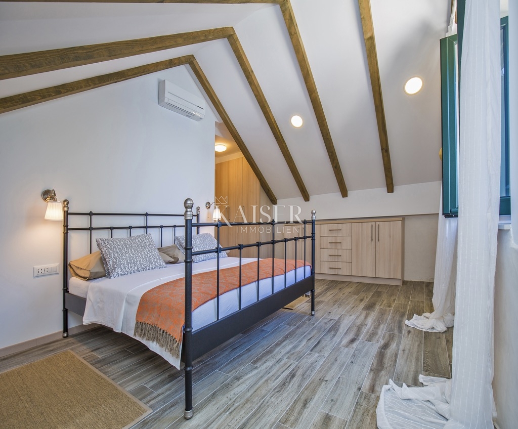 Casa in pietra di fronte al mare sull'isola di Sipan