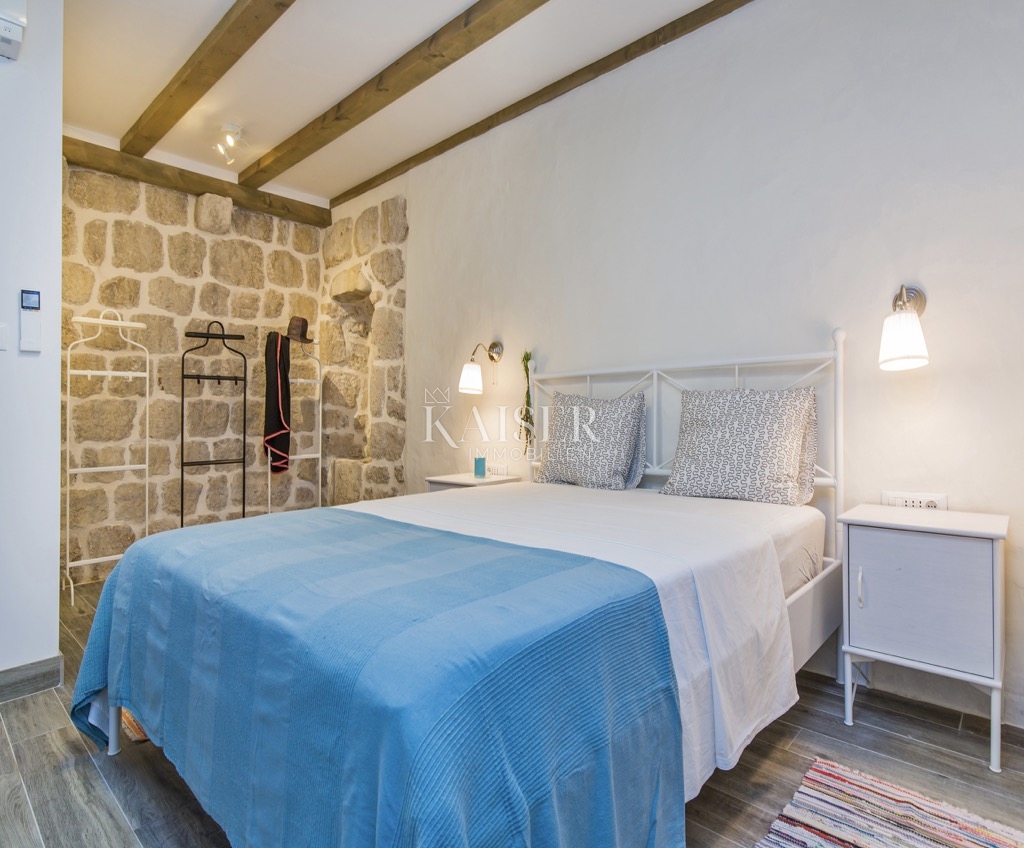 Casa in pietra di fronte al mare sull'isola di Sipan