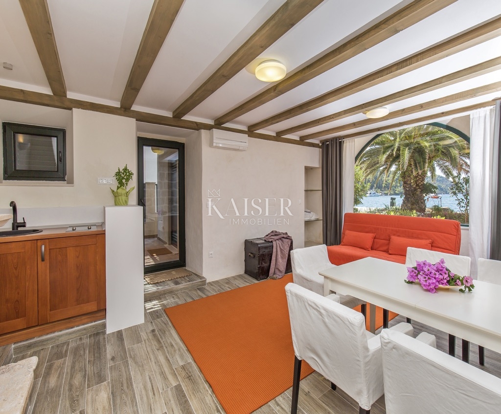 Casa in pietra di fronte al mare sull'isola di Sipan