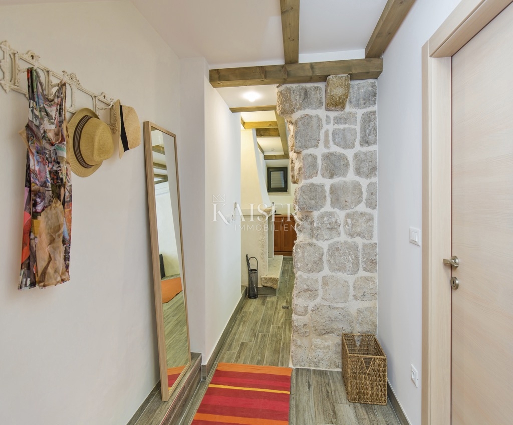 Casa in pietra di fronte al mare sull'isola di Sipan