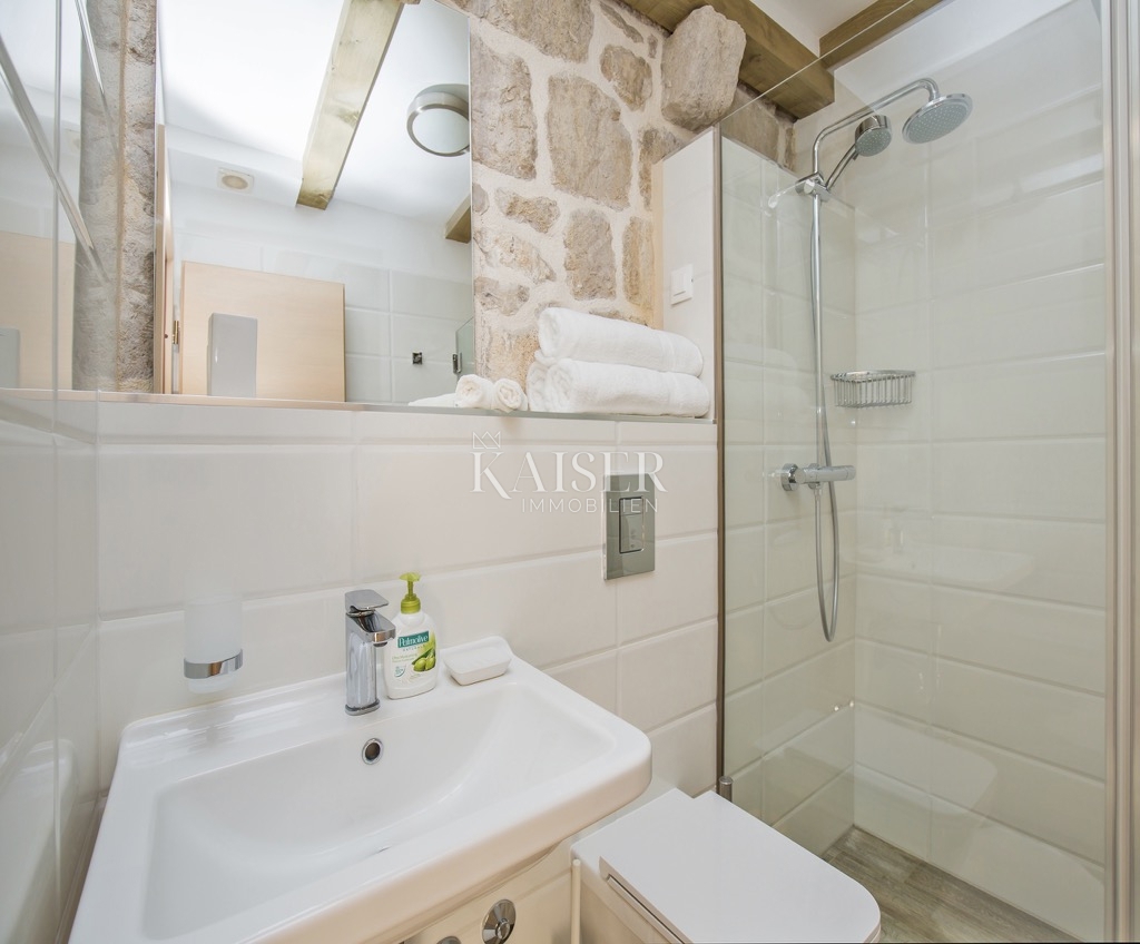 Casa in pietra di fronte al mare sull'isola di Sipan