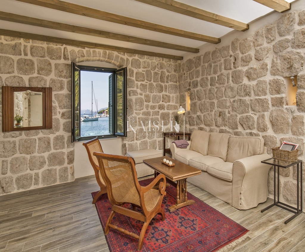 Casa in pietra di fronte al mare sull'isola di Sipan