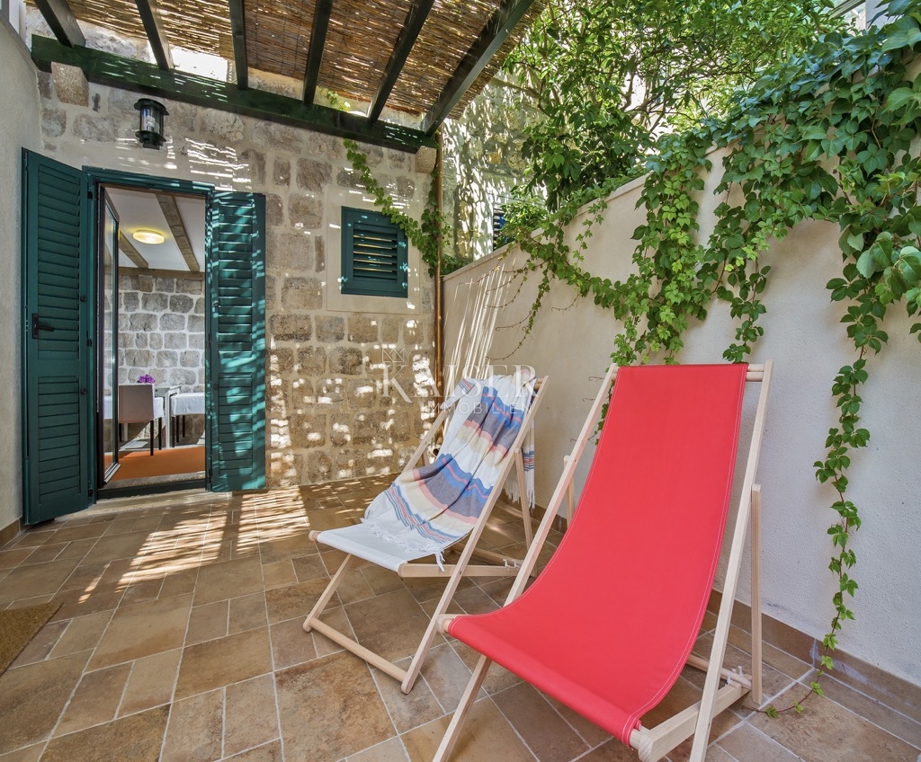 Casa in pietra di fronte al mare sull'isola di Sipan