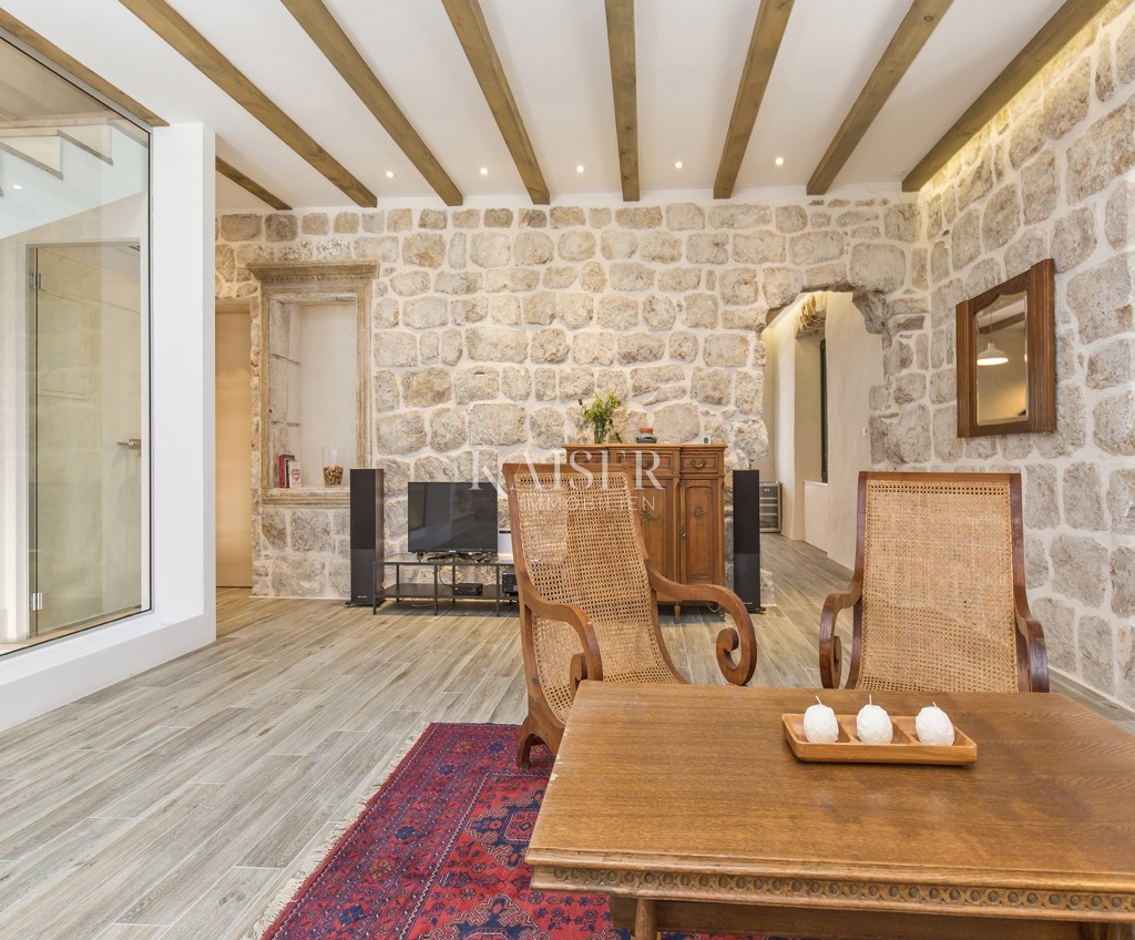 Casa in pietra di fronte al mare sull'isola di Sipan