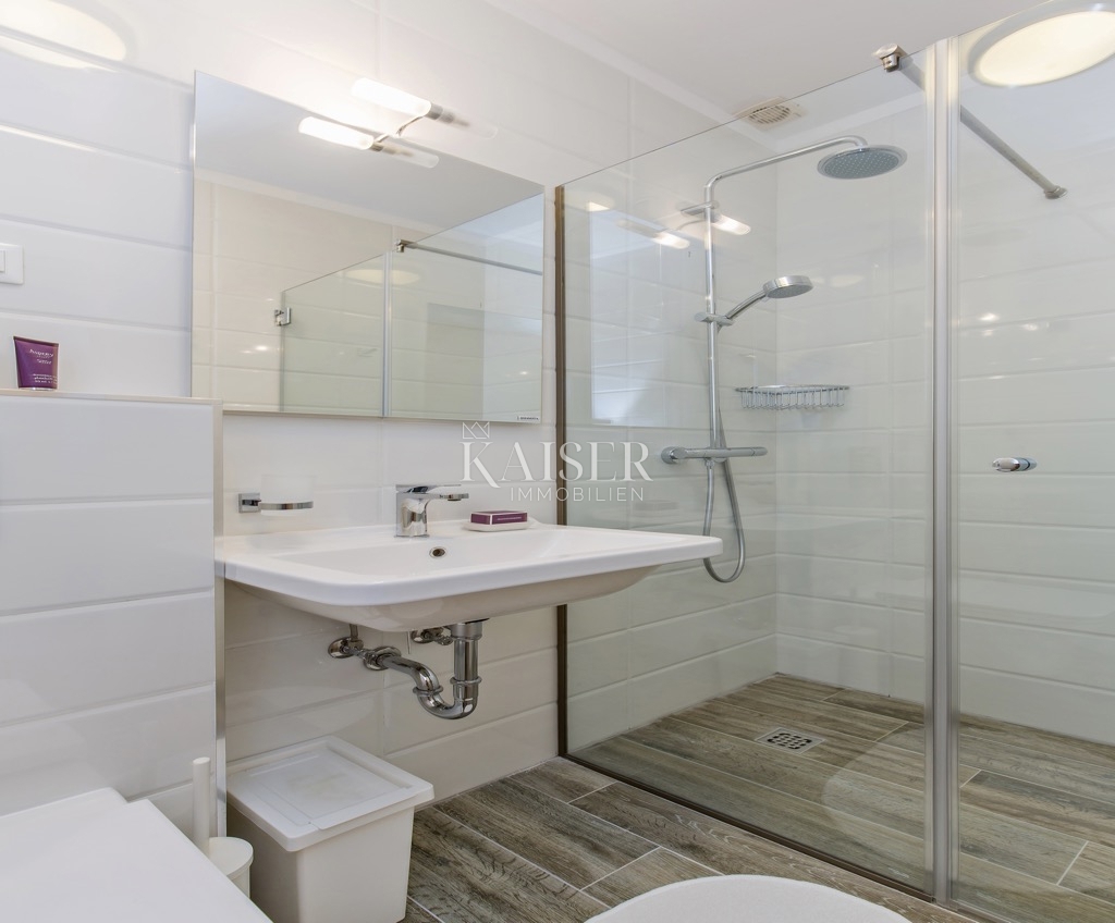 Casa in pietra di fronte al mare sull'isola di Sipan